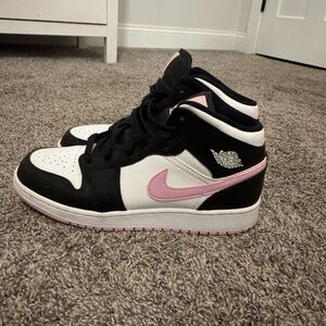 Air Jordan 1 Mid GS ‘White Light Arctic Pink’
Size 7Y (8.5 Women’s)